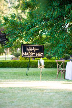 Düğün masasında ahşap tabela