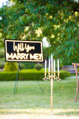 Çimenlikteki düğün işareti