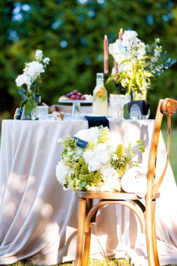 Parktaki düğün masası.