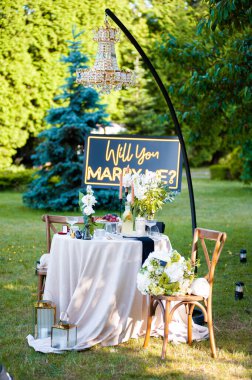 Çiçekler ve mumlarla yapılan bir düğün töreninin dikey çekimi.