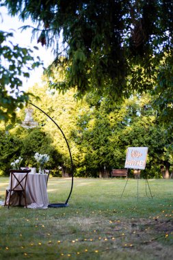 Parktaki düğün dekoru.