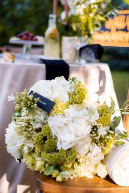 Vazoda bir buket beyaz çiçek.