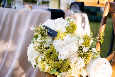 Masanın üzerinde güzel bir buket çiçek