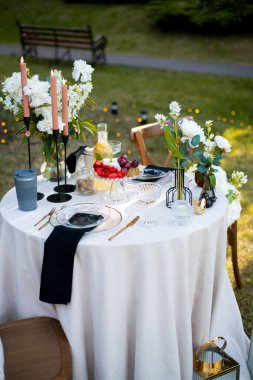 Çiçekli romantik düğün masası