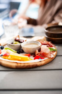 Masadaki lezzetli ve güzel yemek.