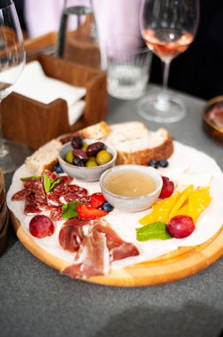 Restoranda servis edilen şarap ve atıştırmalıklar.