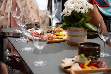 Lezzetli ve abur cuburla servis edilen masa manzarası.