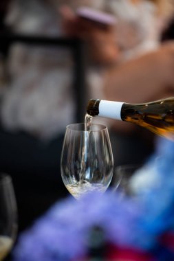 Şarap kadehini kapat.