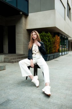 kentin genç güzel sarışın kadın