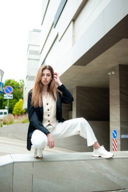 Sokakta poz veren uzun saçlı güzel bir kız.