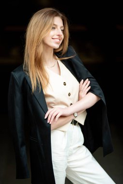 Stüdyoda genç ve güzel bir kadının portresi.