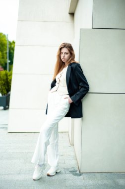 Beyaz önlüklü güzel, şık bir kız.