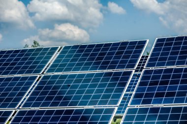 Güneş enerjisi santralinin çatısındaki güneş paneli.