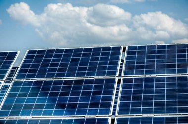 Güneş panelleri olan güneş panelleri. enerji kavramı.