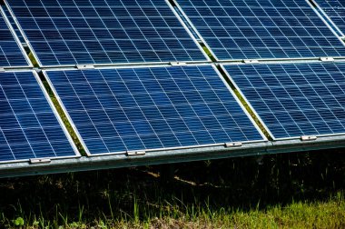 Güneş enerjisi santralinin çatısındaki güneş paneli. alternatif elektrik kavramı.