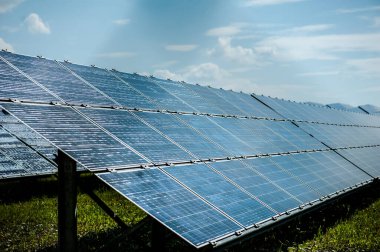 Güneş enerjisi istasyonundaki yeşil enerji paneli. temiz enerji kavramı