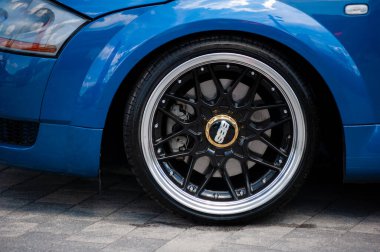 Lviv, Ukrayna - 07.07.2024: PopKorn Otomobil Festivali 3.0. Araba akortları ve duruş festivali. Alçaktan giden arabalar.