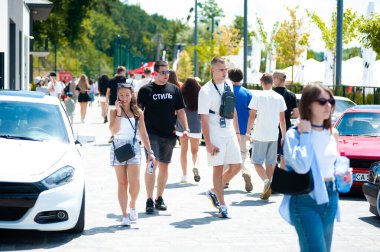 Lviv, Ukrayna - 07.07.2024: PopKorn Otomobil Festivali 3.0. Araba akortları ve duruş festivali. Alçaktan giden arabalar.