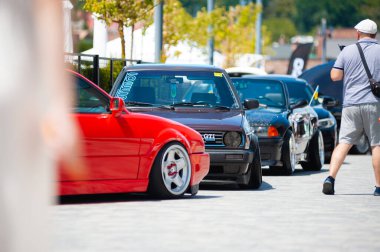 Lviv, Ukrayna - 07.07.2024: PopKorn Otomobil Festivali 3.0. Araba akortları ve duruş festivali. Alçaktan giden arabalar.