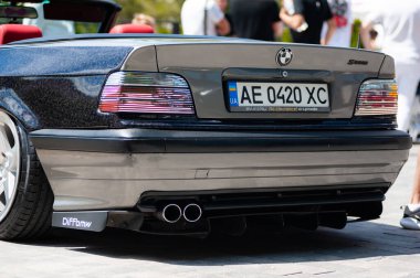 Lviv, Ukrayna - 07.07.2024: PopKorn Otomobil Festivali 3.0. Araba akortları ve duruş festivali. Alçaktan giden arabalar.