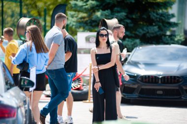 Lviv, Ukrayna - 07.07.2024: PopKorn Otomobil Festivali 3.0. Araba akortları ve duruş festivali. Alçaktan giden arabalar.