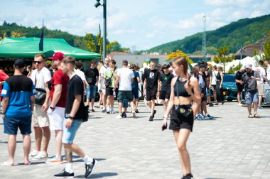 Lviv, Ukrayna - 07.07.2024: PopKorn Otomobil Festivali 3.0. Araba akortları ve duruş festivali. Alçaktan giden arabalar.