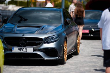 Lviv, Ukrayna - 07.07.2024: PopKorn Otomobil Festivali 3.0. Araba akortları ve duruş festivali. Alçaktan giden arabalar.