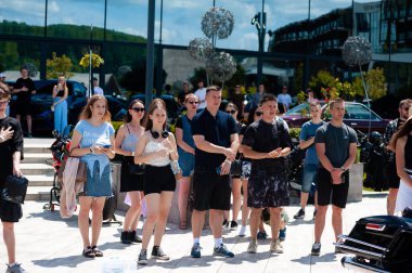 Lviv, Ukrayna - 07.07.2024: PopKorn Otomobil Festivali 3.0. Araba akortları ve duruş festivali. Alçaktan giden arabalar.