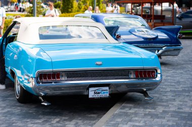 Lviv, Ukrayna - 07.07.2024: PopKorn Otomobil Festivali 3.0. Araba akortları ve duruş festivali. Alçaktan giden arabalar.