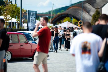 Lviv, Ukrayna - 07.07.2024: PopKorn Otomobil Festivali 3.0. Araba akortları ve duruş festivali. Alçaktan giden arabalar.