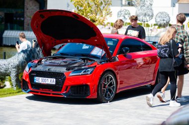 Lviv, Ukrayna - 07.07.2024: PopKorn Otomobil Festivali 3.0. Araba akortları ve duruş festivali. Alçaktan giden arabalar.