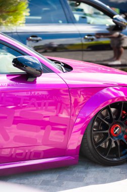 Lviv, Ukrayna - 07.07.2024: PopKorn Otomobil Festivali 3.0. Araba akortları ve duruş festivali. Alçaktan giden arabalar.