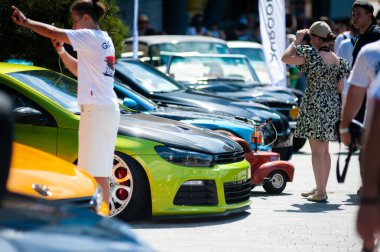 Lviv, Ukrayna - 07.07.2024: PopKorn Otomobil Festivali 3.0. Araba akortları ve duruş festivali. Alçaktan giden arabalar.