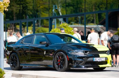 Lviv, Ukrayna - 07.07.2024: PopKorn Otomobil Festivali 3.0. Araba akortları ve duruş festivali. Alçaktan giden arabalar.