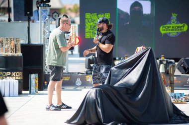 Lviv, Ukrayna - 07.07.2024: PopKorn Otomobil Festivali 3.0. Araba akortları ve duruş festivali. Alçaktan giden arabalar.