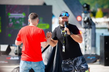 Lviv, Ukrayna - 07.07.2024: PopKorn Otomobil Festivali 3.0. Araba akortları ve duruş festivali. Alçaktan giden arabalar.