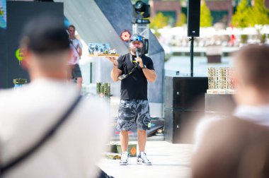 Lviv, Ukrayna - 07.07.2024: PopKorn Otomobil Festivali 3.0. Araba akortları ve duruş festivali. Alçaktan giden arabalar.