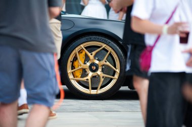 Lviv, Ukrayna - 07.07.2024: PopKorn Otomobil Festivali 3.0. Araba akortları ve duruş festivali. Alçaktan giden arabalar.