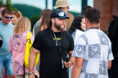 Lviv, Ukrayna - 07.07.2024: PopKorn Otomobil Festivali 3.0. Araba akortları ve duruş festivali. Alçaktan giden arabalar.