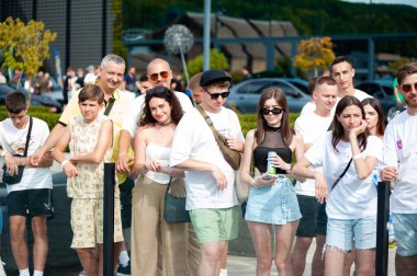 Lviv, Ukrayna - 07.07.2024: PopKorn Otomobil Festivali 3.0. Araba akortları ve duruş festivali. Alçaktan giden arabalar.