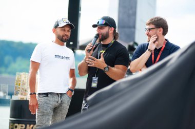 Lviv, Ukrayna - 07.07.2024: PopKorn Otomobil Festivali 3.0. Araba akortları ve duruş festivali. Alçaktan giden arabalar.