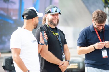 Lviv, Ukrayna - 07.07.2024: PopKorn Otomobil Festivali 3.0. Araba akortları ve duruş festivali. Alçaktan giden arabalar.