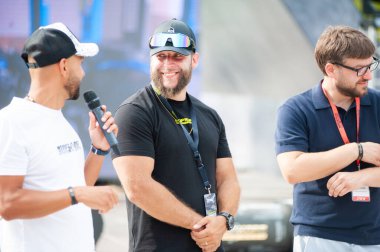 Lviv, Ukrayna - 07.07.2024: PopKorn Otomobil Festivali 3.0. Araba akortları ve duruş festivali. Alçaktan giden arabalar.