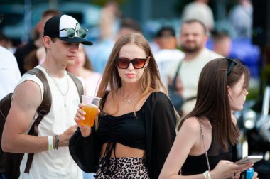 Lviv, Ukrayna - 07.07.2024: PopKorn Otomobil Festivali 3.0. Araba akortları ve duruş festivali. Alçaktan giden arabalar.