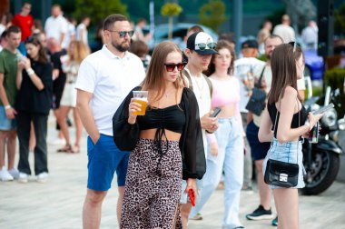 Lviv, Ukrayna - 07.07.2024: PopKorn Otomobil Festivali 3.0. Araba akortları ve duruş festivali. Alçaktan giden arabalar.