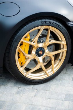 Lviv, Ukrayna - 07.07.2024: PopKorn Otomobil Festivali 3.0. Araba akortları ve duruş festivali. Alçaktan giden arabalar.