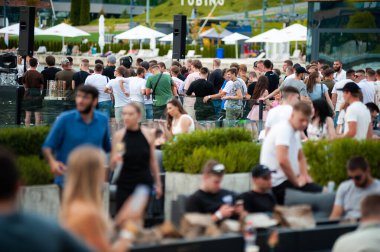 Lviv, Ukrayna - 07.07.2024: PopKorn Otomobil Festivali 3.0. Araba akortları ve duruş festivali. Alçaktan giden arabalar.