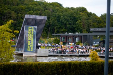 Lviv, Ukrayna - 07.07.2024: PopKorn Otomobil Festivali 3.0. Araba akortları ve duruş festivali. Alçaktan giden arabalar.