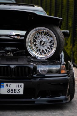 Lviv, Ukrayna - 07.07.2024: PopKorn Otomobil Festivali 3.0. Araba akortları ve duruş festivali. Alçaktan giden arabalar.