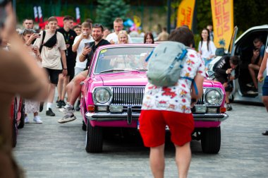 Lviv, Ukrayna - 07.07.2024: PopKorn Otomobil Festivali 3.0. Araba akortları ve duruş festivali. Alçaktan giden arabalar.